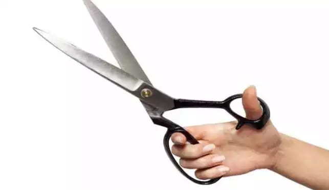 How to catch the scissors How to catch the scissors